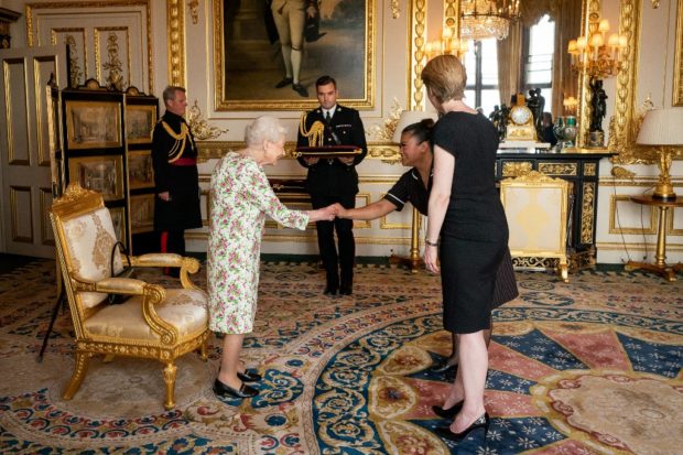 Britain's Queen Elizabeth II (2L) presents the George Cross to NHS England CEO Amanda Pritchard (R), and May Parsons, Modern Matron at University Hospital Coventry and Warkwickshire, representatives of Britain's National Health Service (NHS), during an Audience at Windsor Castle, west of London on July 12, 2022. - Queen Elizabeth II praised Tuesday the "amazing" Covid-19 vaccine rollout, awarding the National Health Service (NHS) the George Cross. (Photo by Aaron Chown / POOL / AFP)