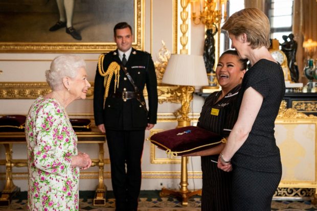 Britain's Queen Elizabeth II presents the George Cross to NHS England CEO Amanda Pritchard (R), and May Parsons, Modern Matron at University Hospital Coventry and Warkwickshire, representatives of Britain's National Health Service (NHS), during an Audience at Windsor Castle, west of London on July 12, 2022. - Queen Elizabeth II praised Tuesday the "amazing" Covid-19 vaccine rollout, awarding the National Health Service (NHS) the George Cross. (Photo by Aaron Chown / POOL / AFP)