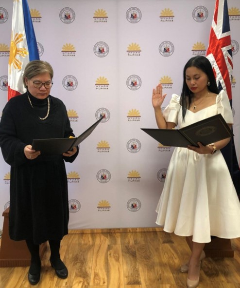 Philippine Ambassador Hellen B. De La Vega administers the oath of office of Atty. Sheryll L. Gabutero as Philippine Honorary Consul to Queensland on 08 August 2022. Courtesy: Canberra Philippine Embassy