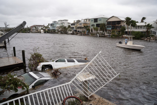 BONITA SPRINGS, FL - SEPTEMBER 29: Vehicles float in the water after Hurricane Ian on September 29, 2022 in Bonita Springs, Florida. Hurricane Ian brought high winds, storm surge and rain to the area causing severe damage. Sean Rayford/Getty Images/AFP (Photo by Sean Rayford / GETTY IMAGES NORTH AMERICA / Getty Images via AFP)