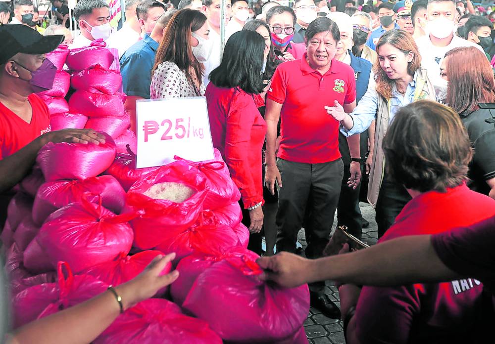 President Marcos visits the Kadiwa ng Pasko 2022 Caravan at Quezon City Hall 