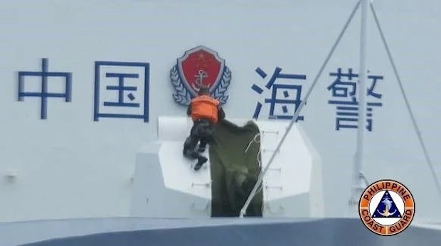 Closeup China Coast Guard shp with 70 mm gun