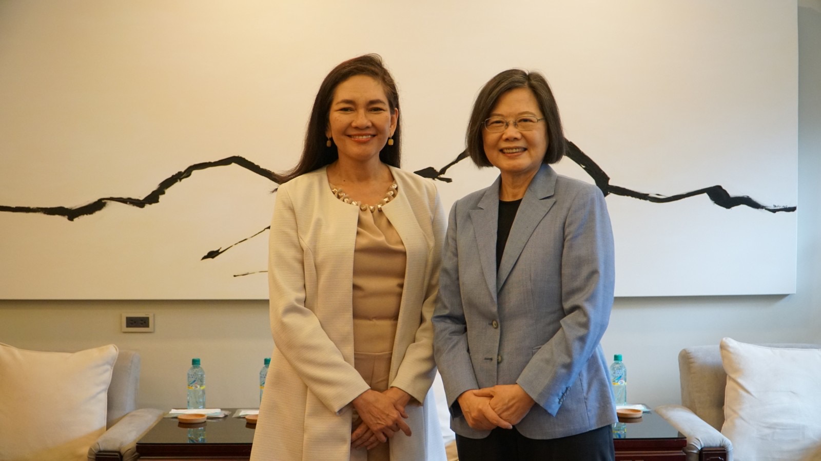 The issue of China's continued threats and harassment of Filipinos in Philippine waters was raised when opposition Senator Risa Hontiveros met with Taiwanese President Tsai Ing-wen at the latter's residence in Taipei City on Friday.