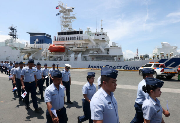 THREE-WAY SECURITY TIES The Philippine Coast Guard, whose personnel are seen here preparing to welcome counterparts from Japan and the United States, is holding its first “Kaagapay” maritimedrills with two of the country’s closest allies in the Pacific. US and Japanese vessels USCG Stratton and Akitsushima (pictured above) arrived at the Manila South Harbor on Thursday. — MARIANNE BERMUDEZ