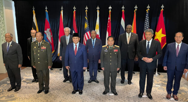 ‘GOODNEIGHBORS’ Acting Defense Secretary Carlito Galvez Jr.(extremeright) stands together with his counterparts fromother countries, includingUSSecretary ofDefenseLloydAustin (third from right), foracommemorativephotoat the start of the20thShangri-La Dialogue summit in Singapore. —AFP/SINGAPORE’S MINISTRY OF DEFENSE