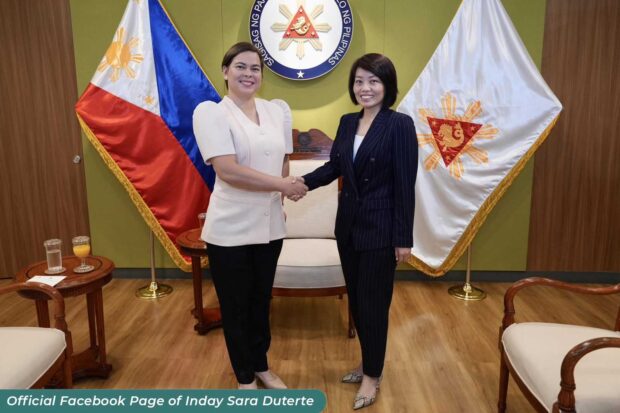 La embajadora de Singapur en Filipinas, Chee Chin Yuan, agradeció a la vicepresidenta Sarah Duterte por permitir que 200 000 filipinos vivan, estudien y trabajen en su país.