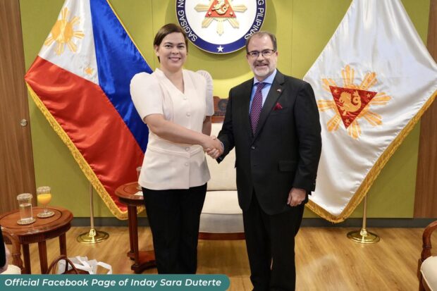 la vicepresidenta Sarah Duterte y el embajador de Canadá en Filipinas, David Bruce Hartman.  (Fotos cortesía de la Oficina del Vicepresidente)