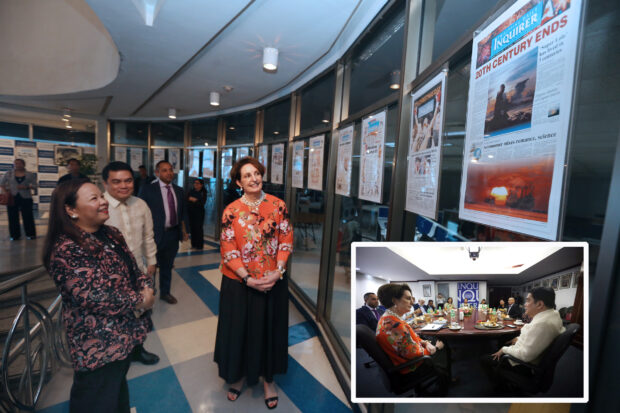 WALK THROUGH HISTORY US AmbassadorMaryKay Carlson, shown here with Inquirer associate publisher Juliet Labog-Javellana and president and CEO Rudyard Arbolado, views some of the Inquirer’s most momentous front pages at the paper’s Makati City office. Carlson earlier sat down with members of the Inquirer’s editorial and business teams (inset) during her visit on Thursday morning. —EUGENE ARANETA