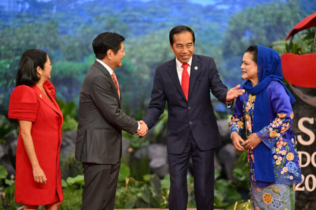 WARMWELCOME President Marcos and first lady Liza Araneta- Marcos are welcomed by Indonesian President Joko Widodo and first lady Iriana Widodo to the Asean Summit in Jakarta on Tuesday. —AFP