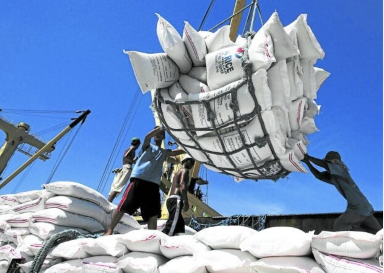 Workers unload sacks of rice from a Vietnam cargo ship in the port of Tabaco, Albay in this file photo taken in 2007 for story: PH replaces China as world’s top rice importer
