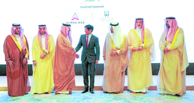 BUSINESS AGREEMENTS President Marcos shakes hands with one of Saudi Arabia’s business leaders after members of a Filipino business delegation on Thursday signed several agreements worth more than $4.26 billion with their Saudi partners, a day before the Association of Southeast Asian Nations-Gulf Cooperation Council Summit in Riyadh. —PPA POOL PHOTO