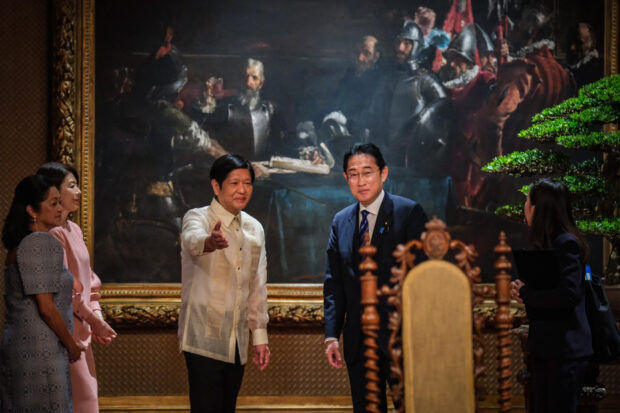 SHARED CONCERNS With theirspouses Liza Araneta Marcos and Yuko Kishida looking on, President Marcos welcomes visiting Japanese Prime Minister Fumio Kishida in Malacañang on Friday afternoon. Kishida is scheduled to address Congress in a joint special session today. PPA POOL PHOTO