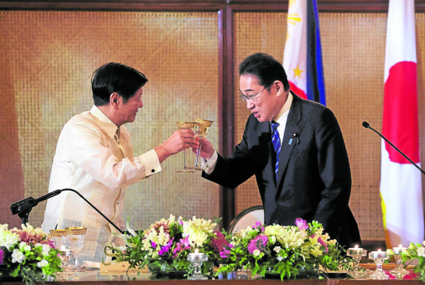 GOLDEN CHEERS The Japanese prime minister, shown here in a toast with President Marcos on Friday night, described Philippine- Japanese relations as being in a “golden age,” having been nurtured through the decades by their predecessors. —MARIANNE BERMUDEZ