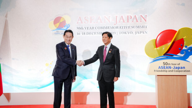 Prime Minister Kishida Fumio and President Ferdinand Marcos Jr. on Sunday agreed to speed up talks of a prospective visiting forces deal that would allow the armed forces of each country to enter each other’s territories. 