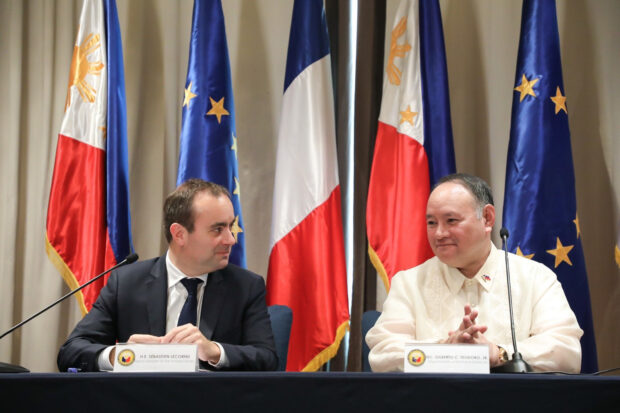 MUTUAL INTENT Defense Secretary Gilberto Teodoro Jr. andFrench Minister of the Armed Forces Sébastien Lecornu sign a letter of intent on Saturday at Shangri-La the Fort in Bonifacio Global City, Taguig City, where both sides have expressed willingness to raise their level of interaction. —PHOTO FROM DND