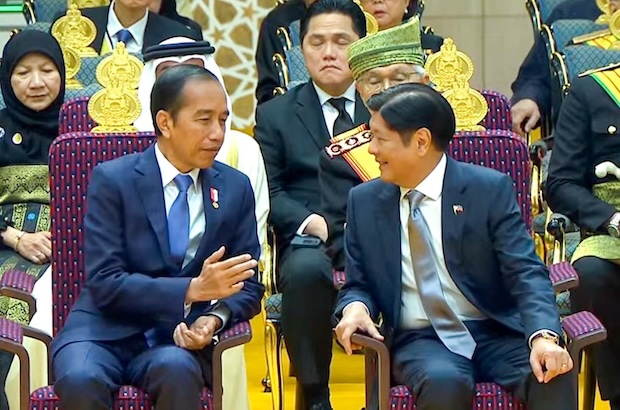 Indonesian President Joko Widodo chats with Philippine President Ferdinand Marcos Jr. at the wedding of the Brunei prince and his wife. 