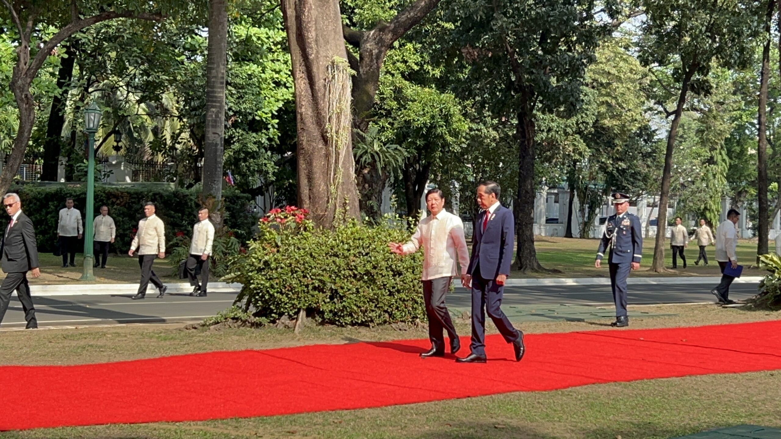Bongbong Marcos welcomes Indonesian President Widodo to Palace