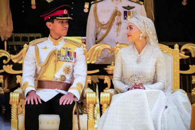 LAVISHCEREMONY Prince AbdulMateen of Bruneimarries fashion and tourismentrepreneur YangMuliaAnisha Rosnah bintiAdamon Sunday.—AFP