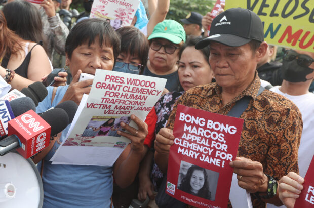 NEVER GIVING UP Celia and Cesar Veloso, along with supporters,air their appeal to visiting Indonesian President Joko Widodo on behalf of their jailed daughter, Mary Jane, in a demonstration at Mendiola near Malacañang on Wednesday. —NIÑO JESUS ORBETA