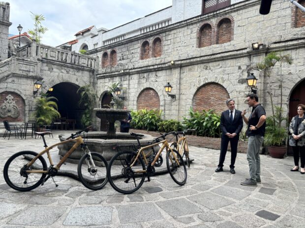 (From left) US Secretary of State Antony Blinken and Bryan Benitez Mccelland, founder and CEO of Bambike in Intramuros, Manila. (CONTRIBUTED PHOTO) 