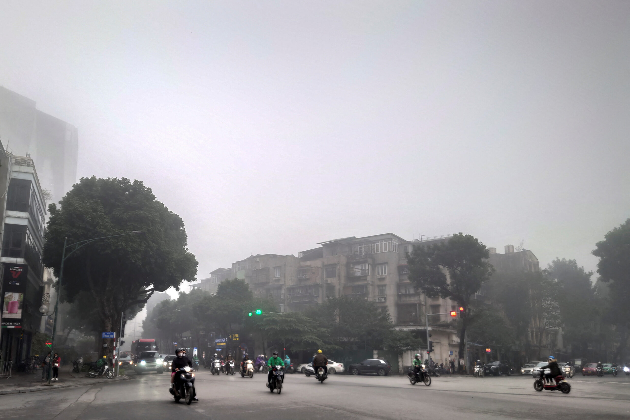 Moms ban outdoor fun as air pollution worsens in Vietnam capital