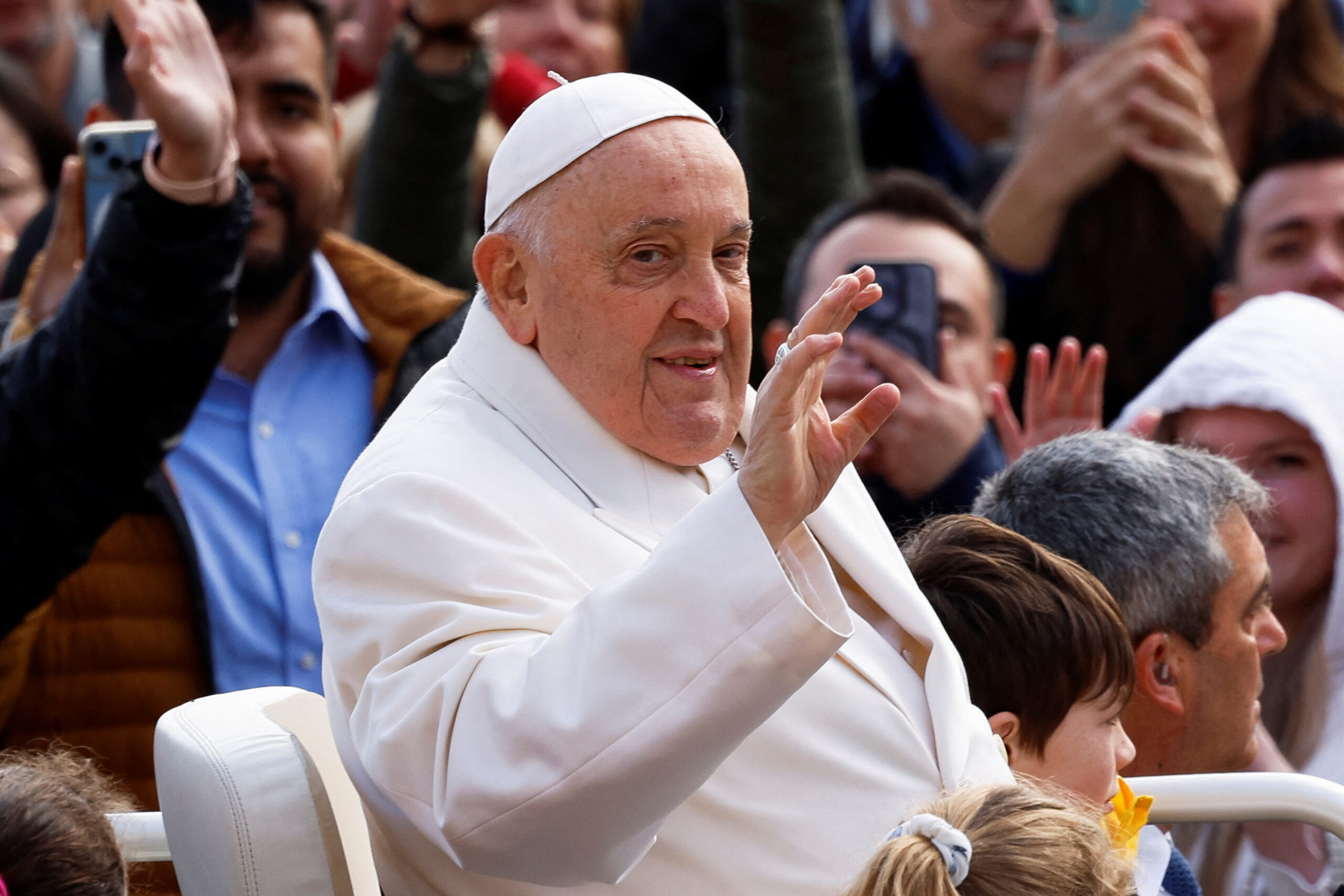 Pope Francis again limits reading at weekly audience