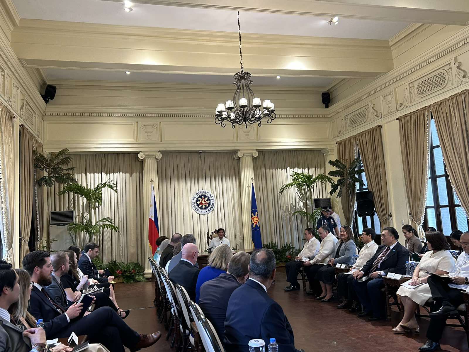 President Ferdinand Marcos Jr. on Tuesday welcomed several United States (US) lawmakers to Malacañan Palace to discuss “geopolitical complications.” 
