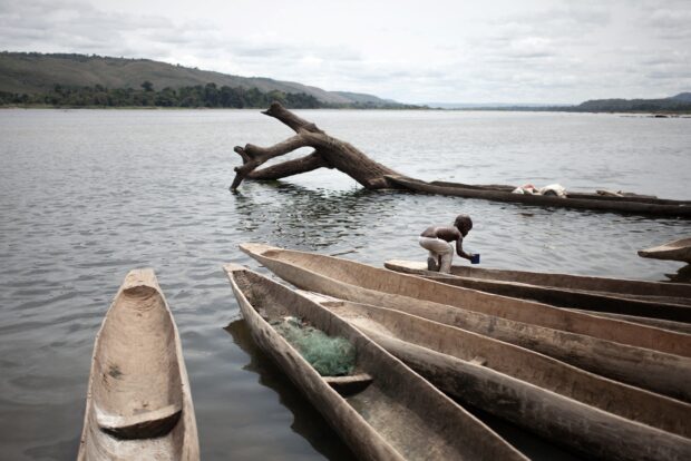Bangui traders' canoes are moored in front of Longo for market day, in Damara District, on March 1, 2018. Along the Oubangi river, traders and fishermen are subjected to the racketeering of the anti-balaka militia that have posts along the whole length of the river.FLORENT VERGNES / AFP