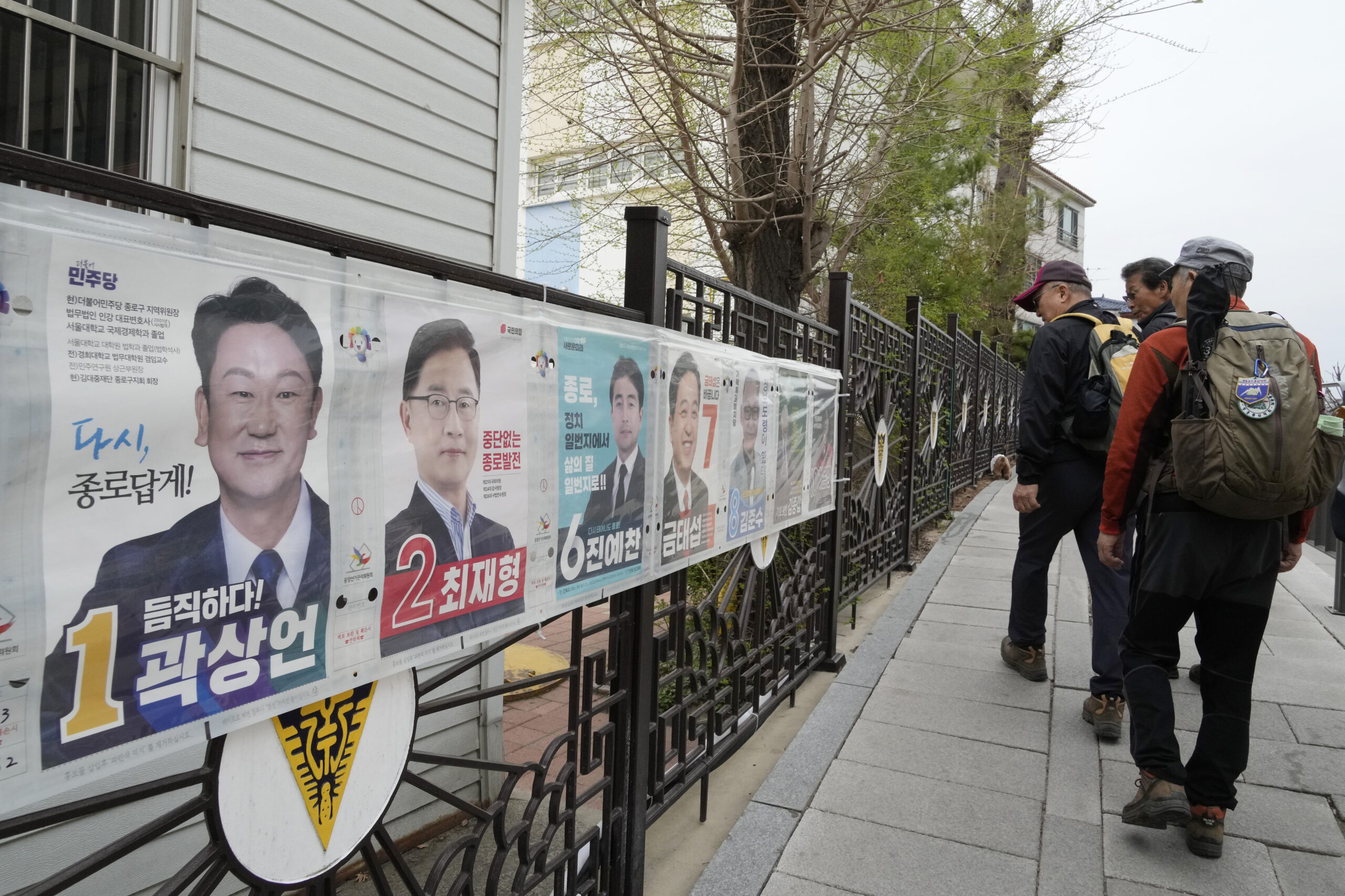 South Korea polls issues: Green onions, apples, striking doctors