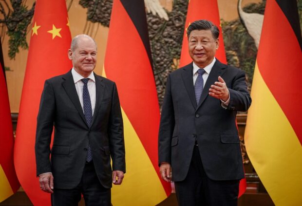 (FILES) Chinese President Xi Jinping (R) welcomes German Chancelor Olaf Scholz at the Grand Hall in Beijing on November 4, 2022. 