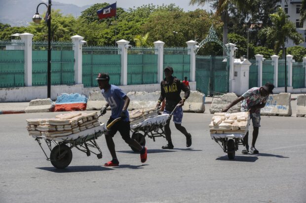Street vendors withdraw from the area where they were selling their bread