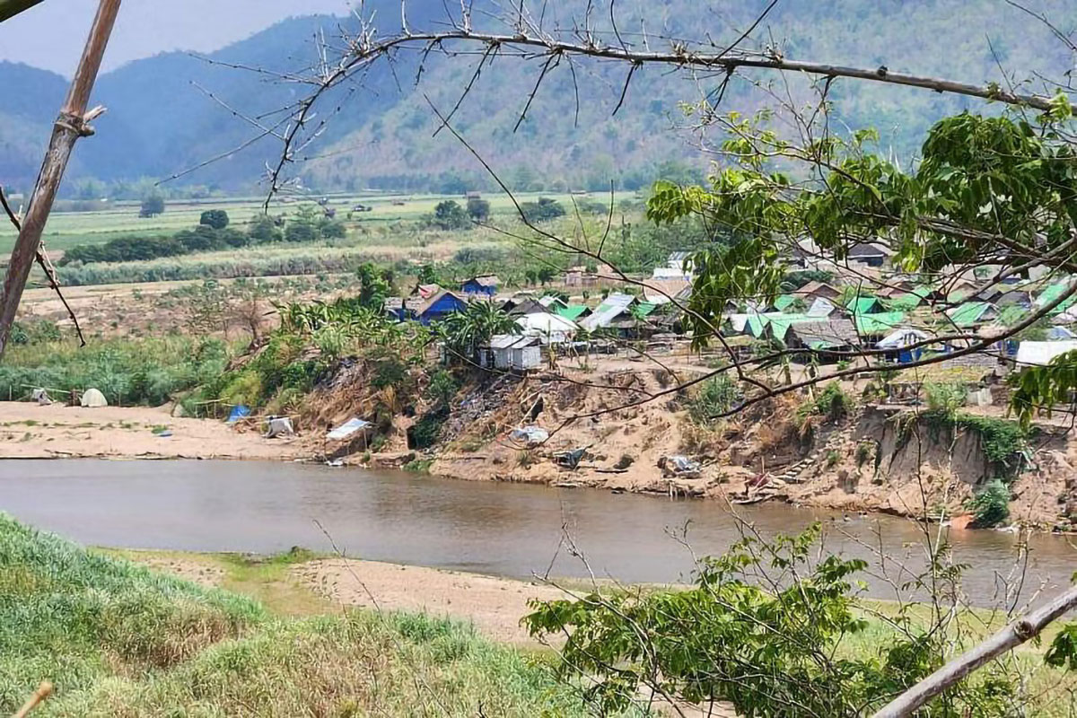 A Myanmar settlement (right) on the bank of the Moei river dividing Thailand and Myanmar, as seen from the Thai district of Mae Sot on April 16. ST PHOTO: TAN HUI YEE