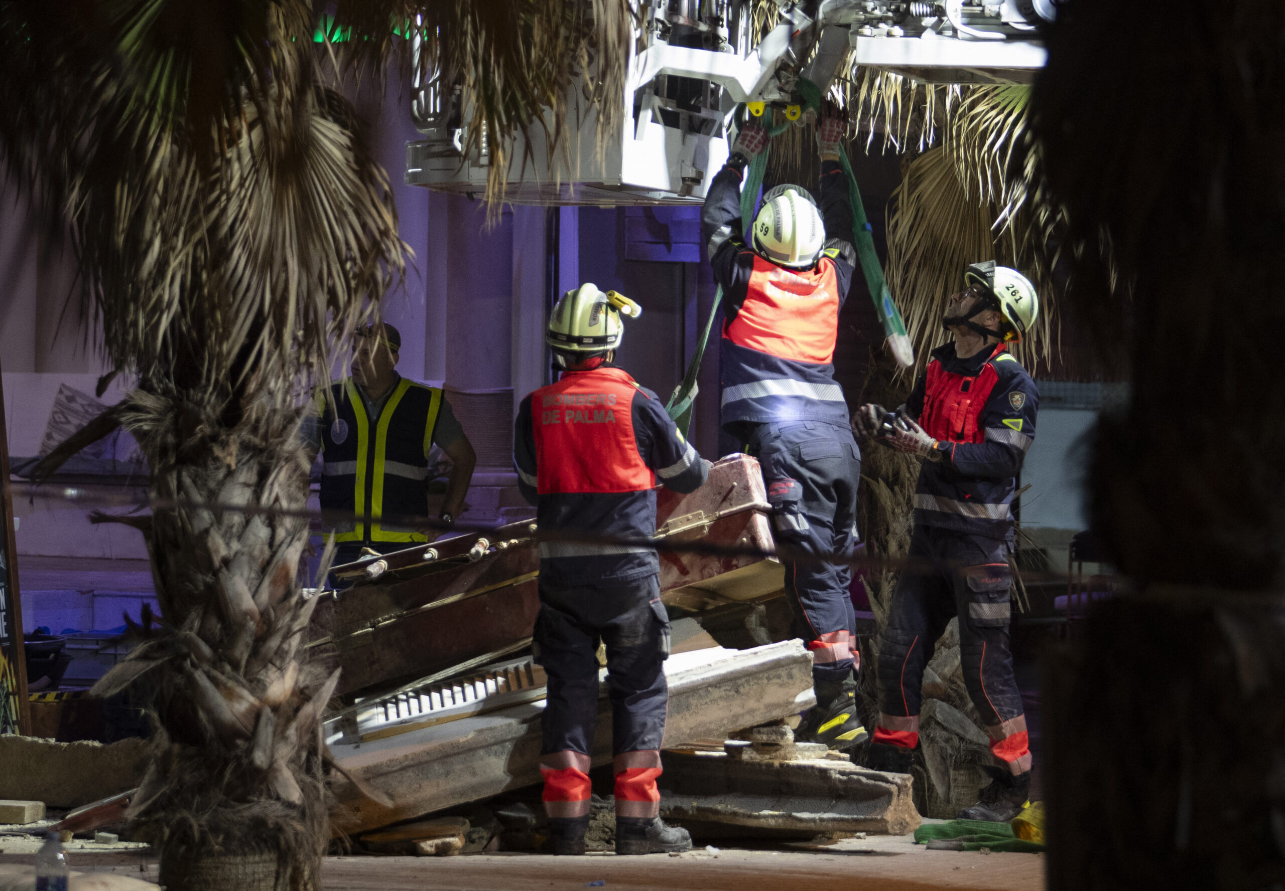 Spain restaurant roof collapse kills 4, injures 21