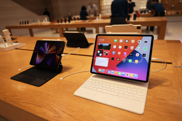 NEW YORK, NEW YORK - MAY 21: Recently released iPad Pros are seen at the 5th Avenue Apple store on May 21, 2021 in New York City. Apple recently launched new consumer products. Michael M. Santiago/Getty Images/AFP (Photo by Michael M. Santiago / GETTY IMAGES NORTH AMERICA / Getty Images via AFP)
