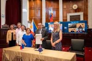 Chief Justice Alexander G. Gesmundo of the Supreme Court of the Philippines (SCP) and Chief Justice Debra Sue Mortimer of the Federal Court of Australia (FCA), who was online, display the Memorandum of Understanding between the SCP and FCA, which they both signed. The hybrid MOU signing was held at the Session Hall of the Supreme Court of the Philippines on May 15, 2024. With Chief Justice Gesmundo are (from left) Associate Justices Maria FilomenaD. Singh, Antonio T. Kho, Jr., Samuel H. Gaerlan, and Amy C. Lazaro-Javier and Dr. Moya Collett, Deputy Head of Mission of the Australian Embassy in the Philippines. (Photo and caption courtesy of the Supreme Court Public Information Office)