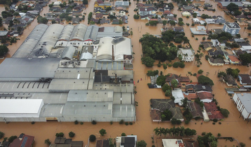 Global extreme weather: Brazil and Houston flooding, Asia heatwave