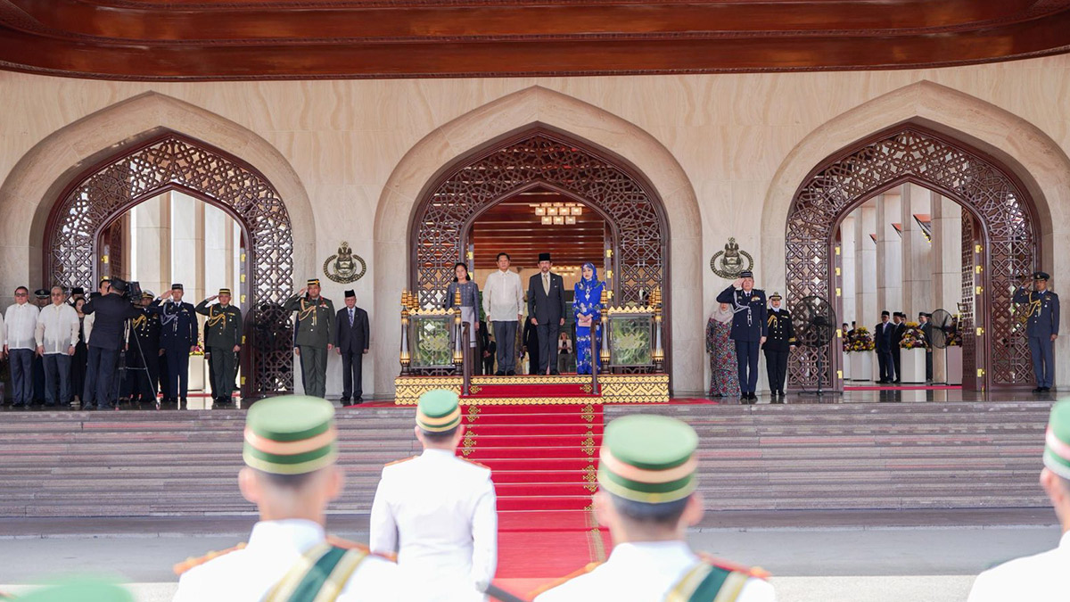 SULTAN’S GUESTS President Marcos and first lady Liza Araneta-Marcos are given arrival honors on Tuesday by their hosts, Sultan Hassanal Bolkiah and Queen Saleha of Brunei, as Mr. Marcos began his two-day state visit. The President was in Brunei in January to attend the wedding of Bolkiah’s son, Prince Abdul Mateen. —MALACAÑANG PHOTO