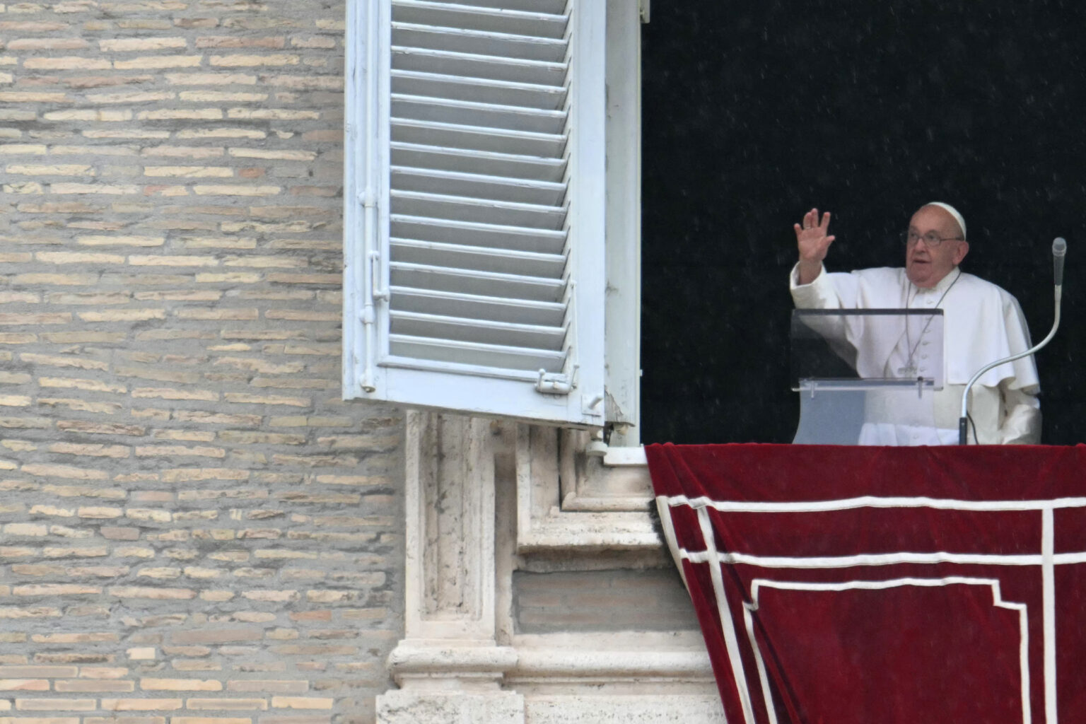 Pope Francis calls anti-migrant attitudes at US border ‘madness’