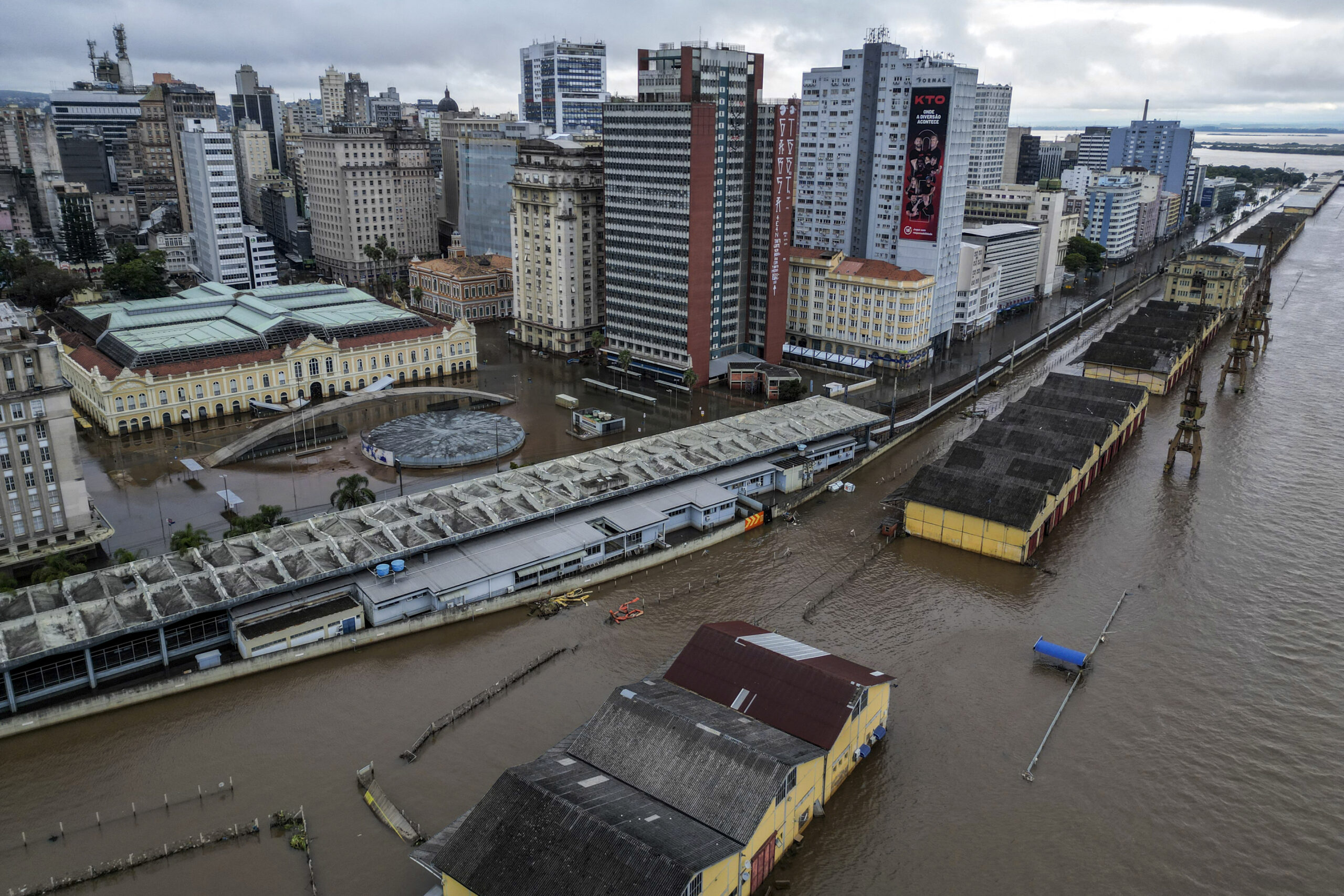O futuro de milhares de pessoas é incerto após as inundações mortais no Brasil