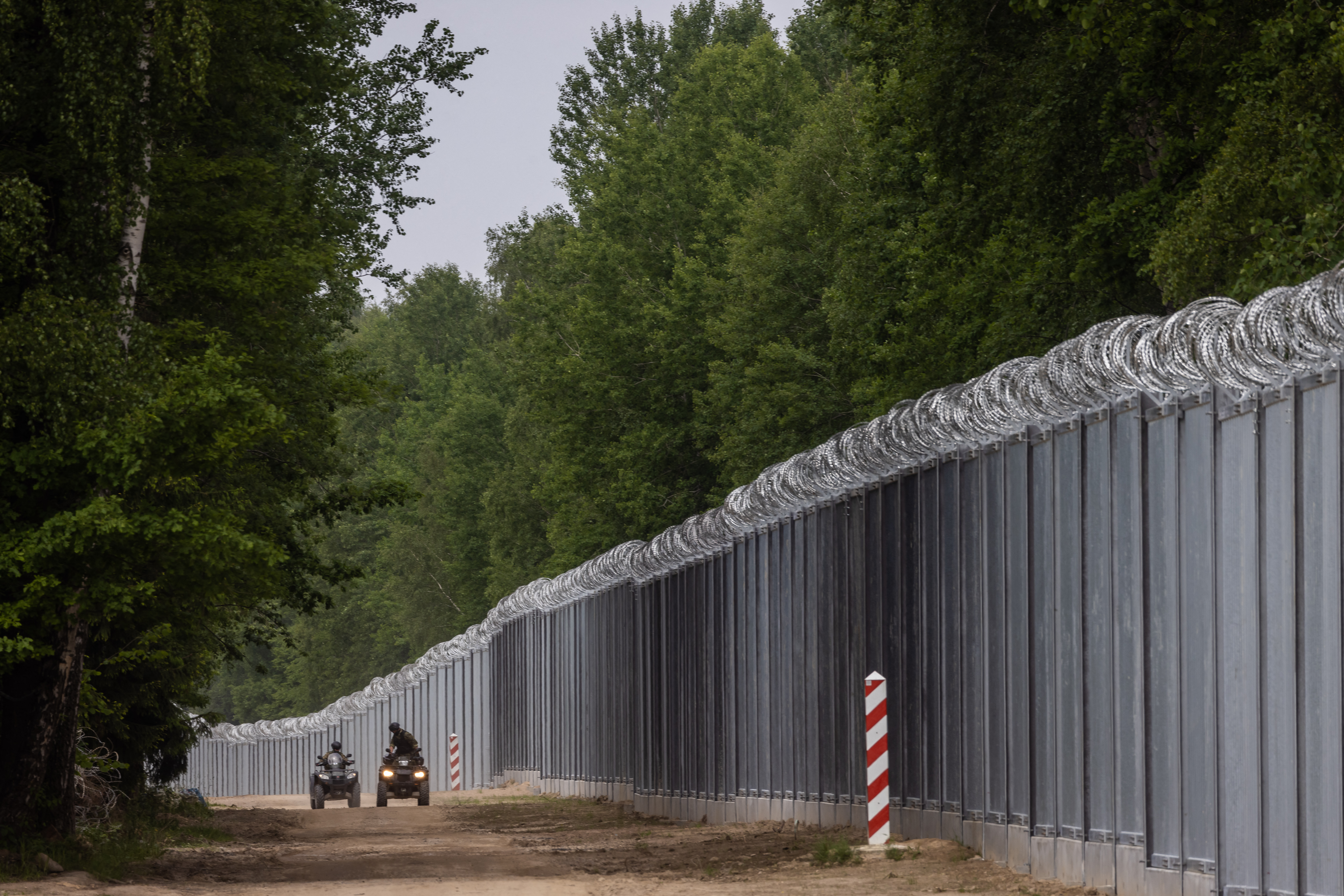Poland redeploys buffer zone on Belarus border to deter migrants