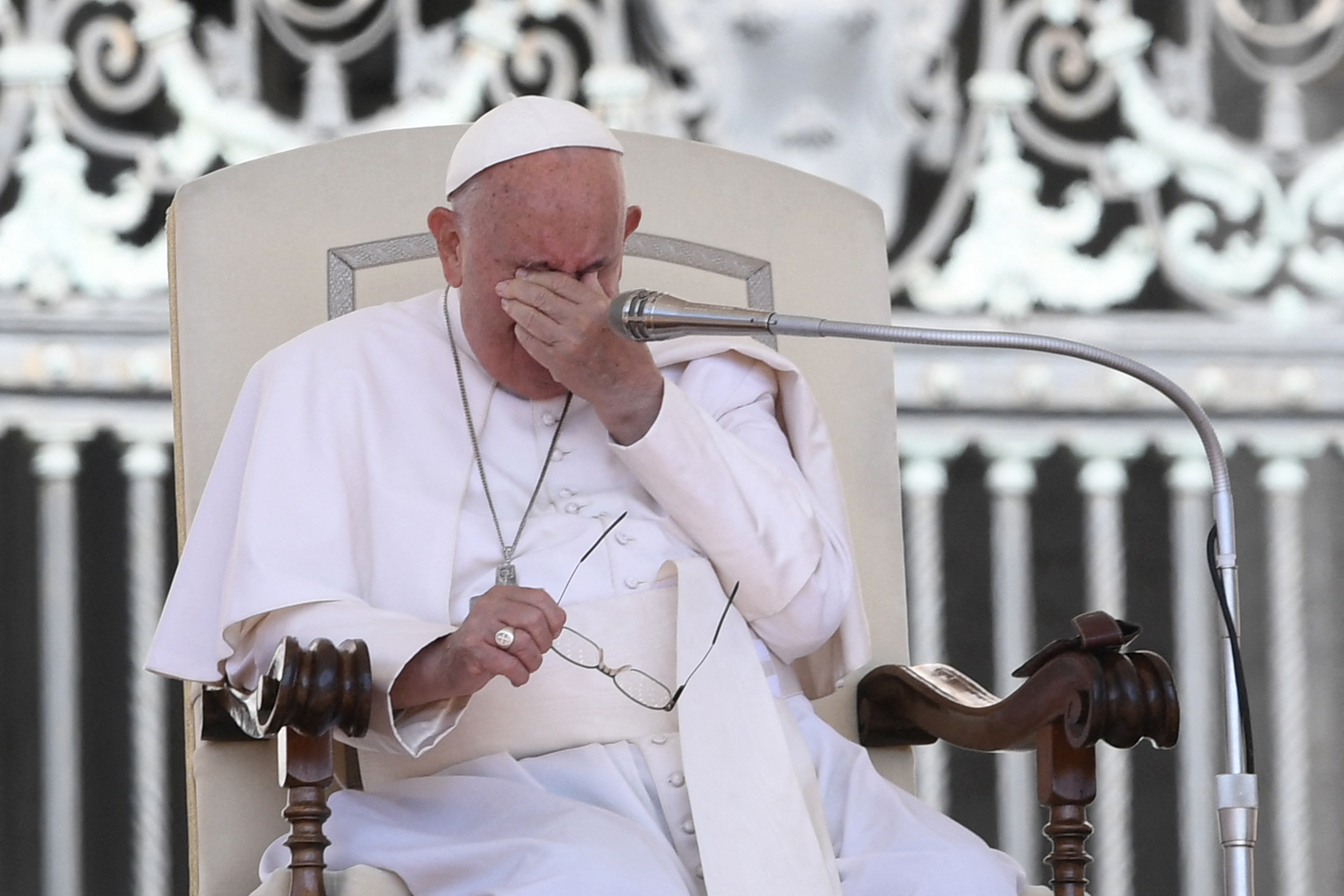 Pope Francis urges priests not to bore worshippers with long sermons