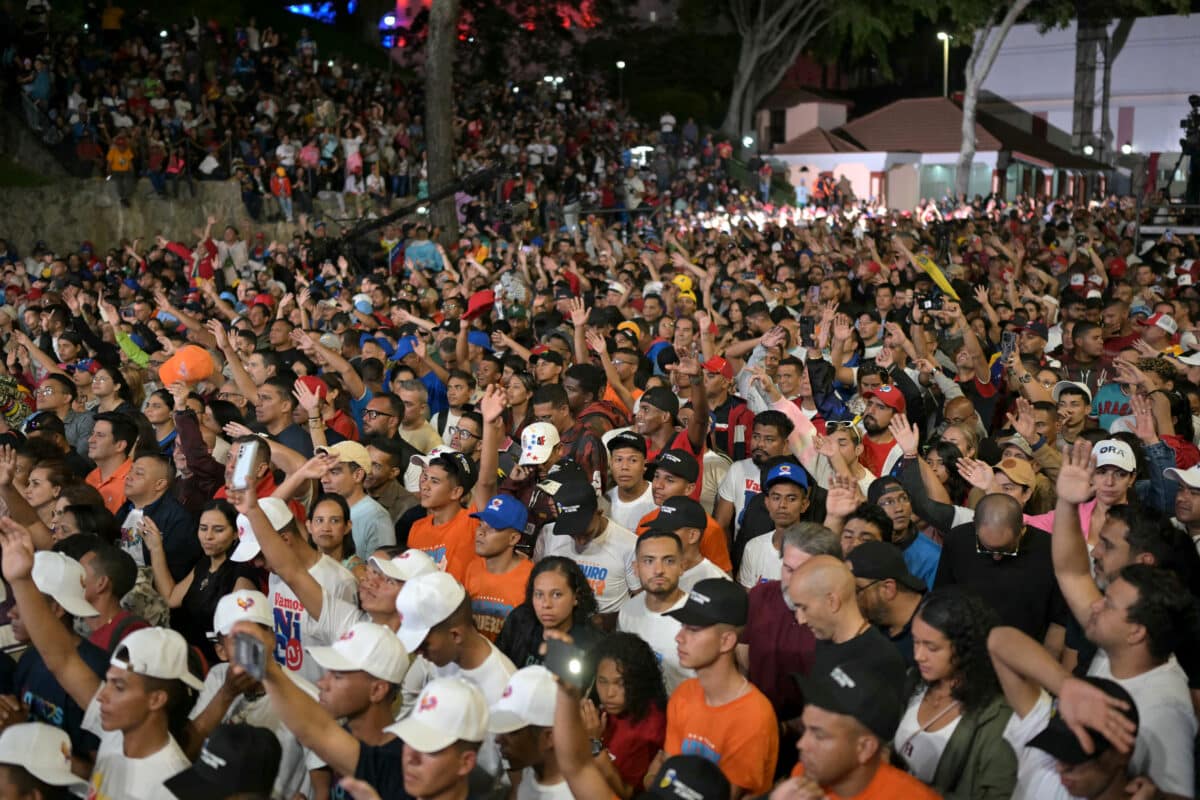 Los partidarios del presidente venezolano y candidato presidencial Nicolás Maduro esperan los primeros resultados de las elecciones presidenciales, frente al palacio presidencial de Miraflores en Caracas el 28 de julio de 2024. Con gran expectación, Venezuela esperó los resultados de una tensa elección presidencial el domingo en la que el actual socialista Nicolás Maduro enfrentó el mayor desafío hasta el momento al gobierno de 25 años de su partido. (Foto de YURI CORTEZ / AFP)