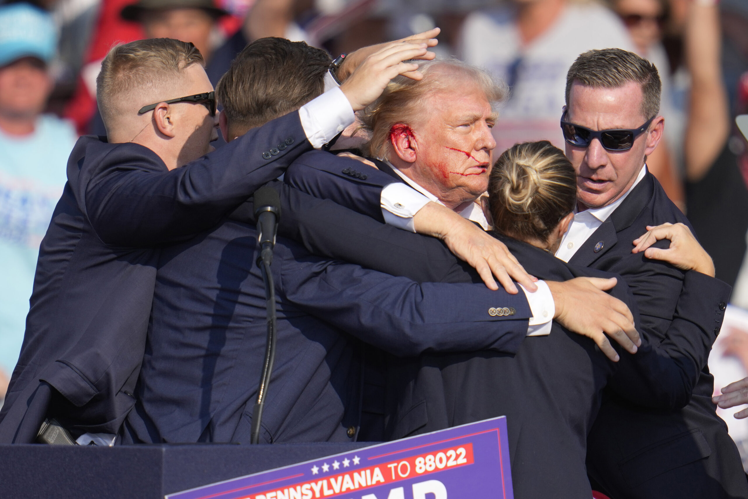 Former US President Donald Trump is surrounded by US Secret Service agents.