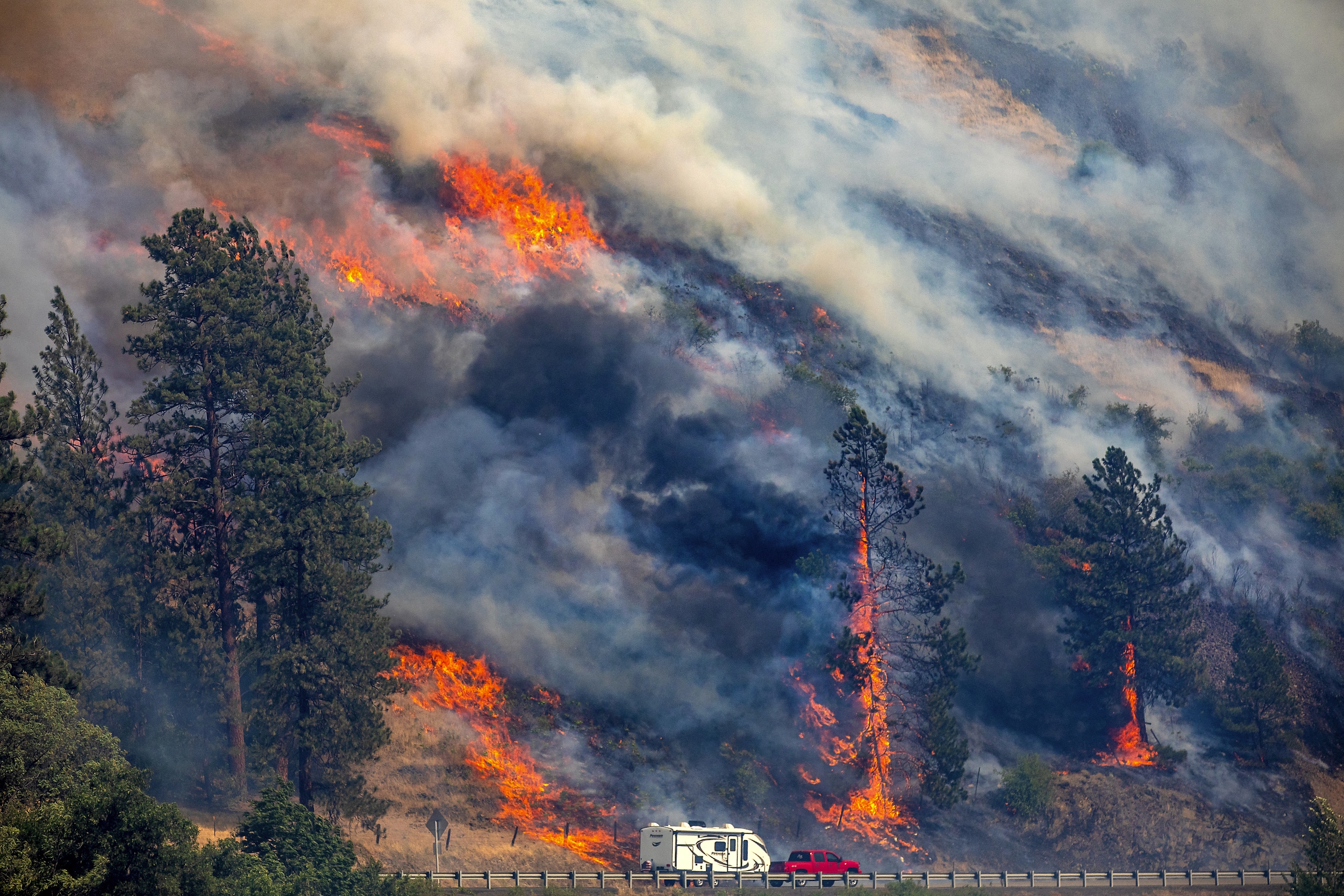 Plane crash kills firefighting pilot in Oregon as wildfires spread