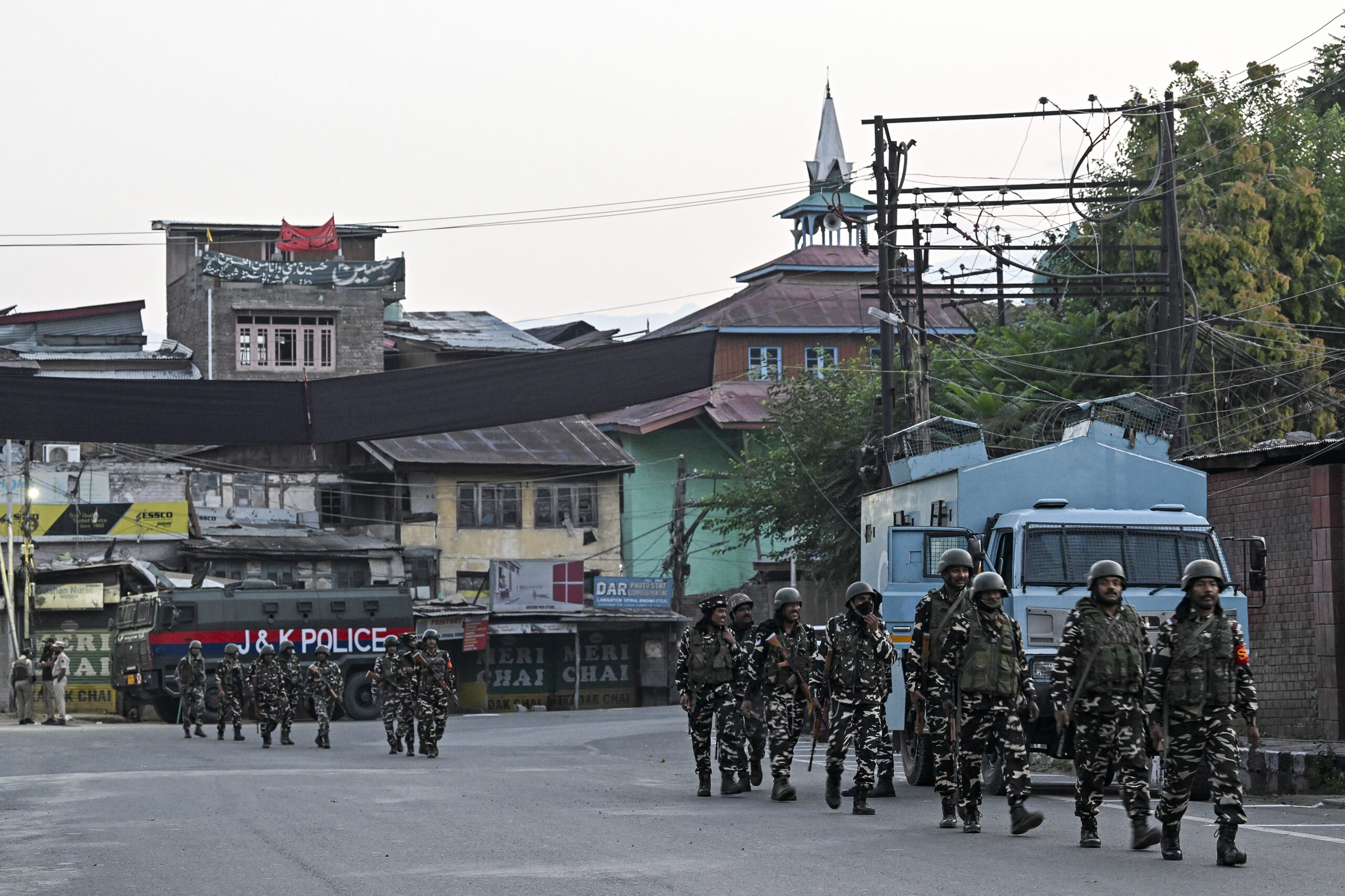 Indian troops battle gunmen in Kashmir, several wounded