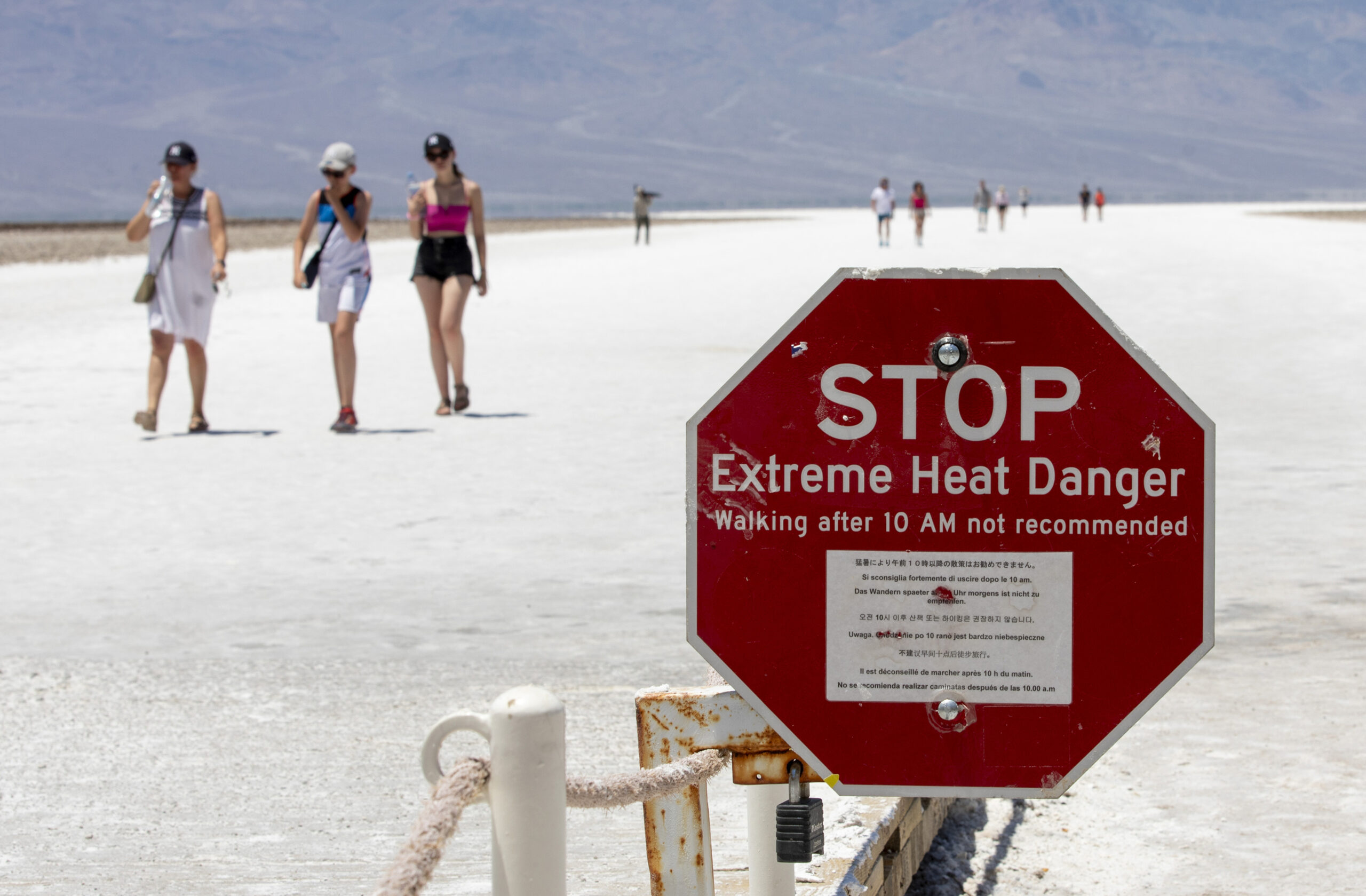 Tourists still flock to Death Valley amid searing US heat wave