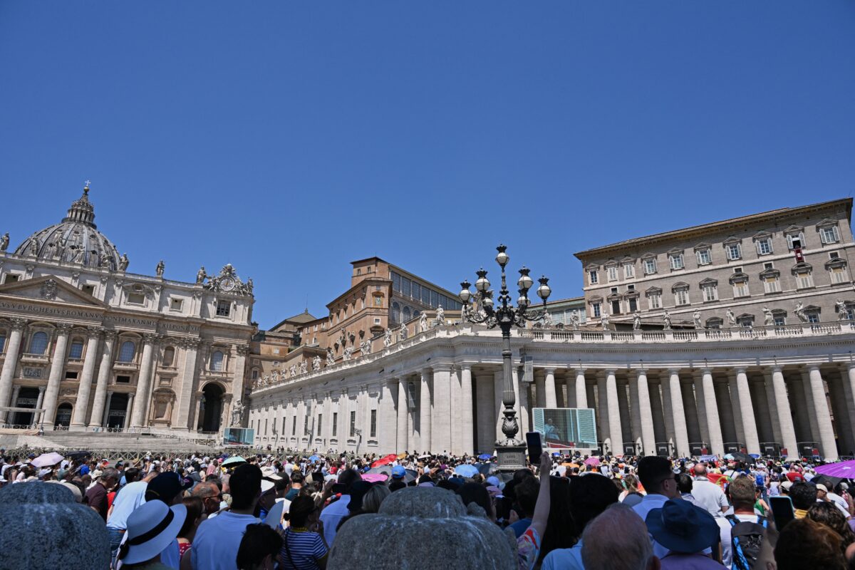 Onlookers gather on St. Peter's Square as they wait for The Angelus Prayer led by Pope Francis from the window of The Apostolic Palace in The Vatican on July 14, 2024. (Photo by Andreas SOLARO / AFP)