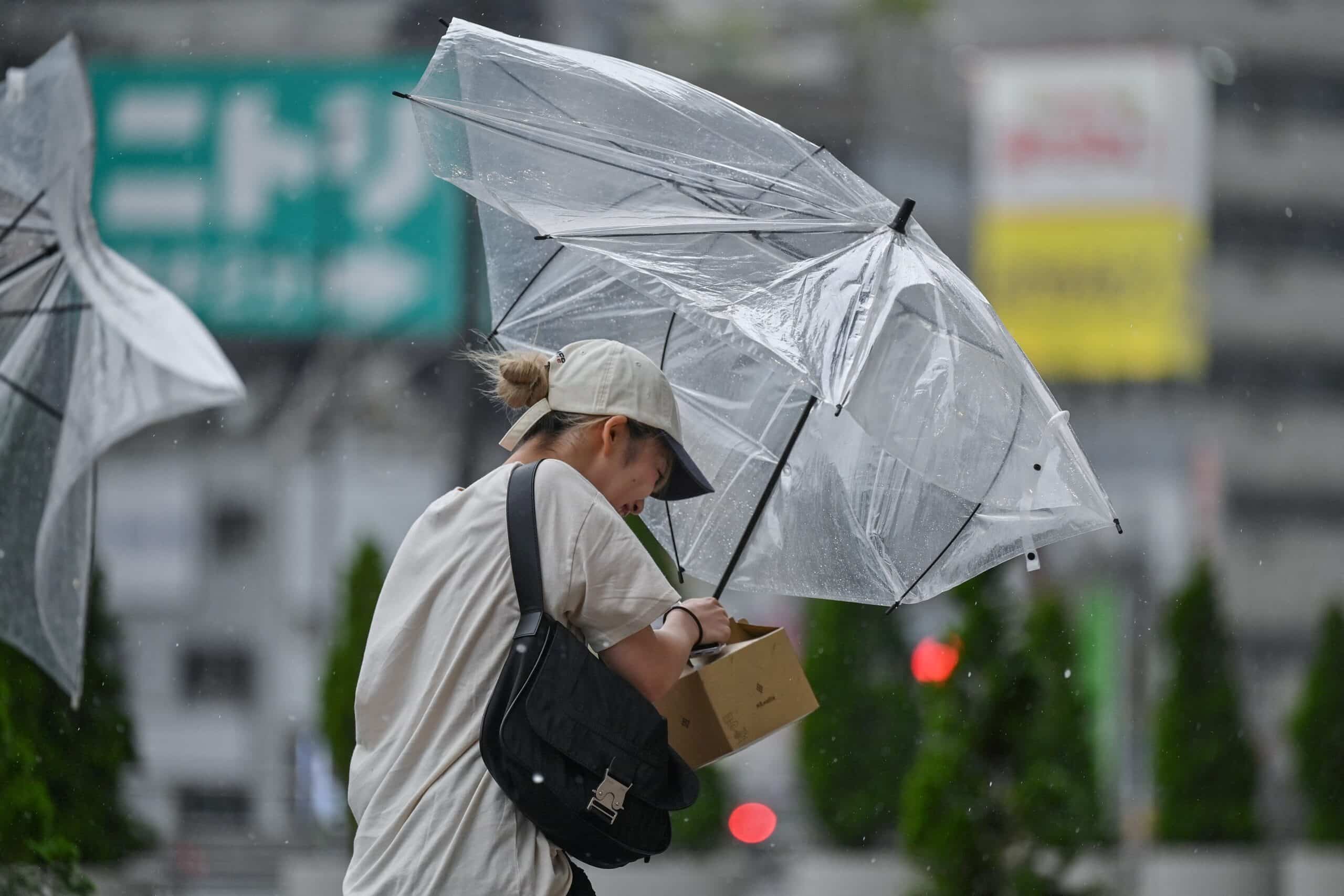 'Very strong' typhoon buffets Japan's Pacific coast