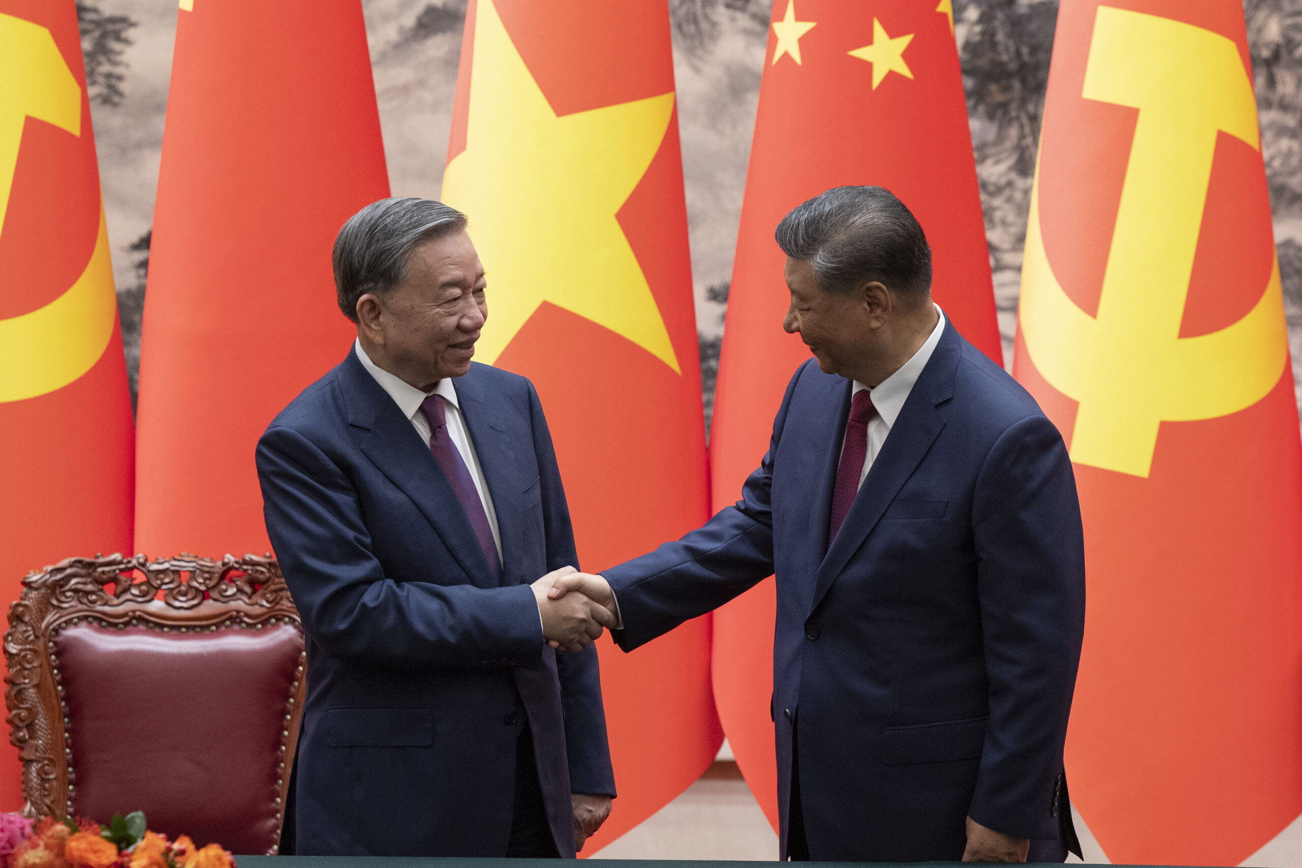 China, Vietnam leaders pledge to strengthen political, economic ties