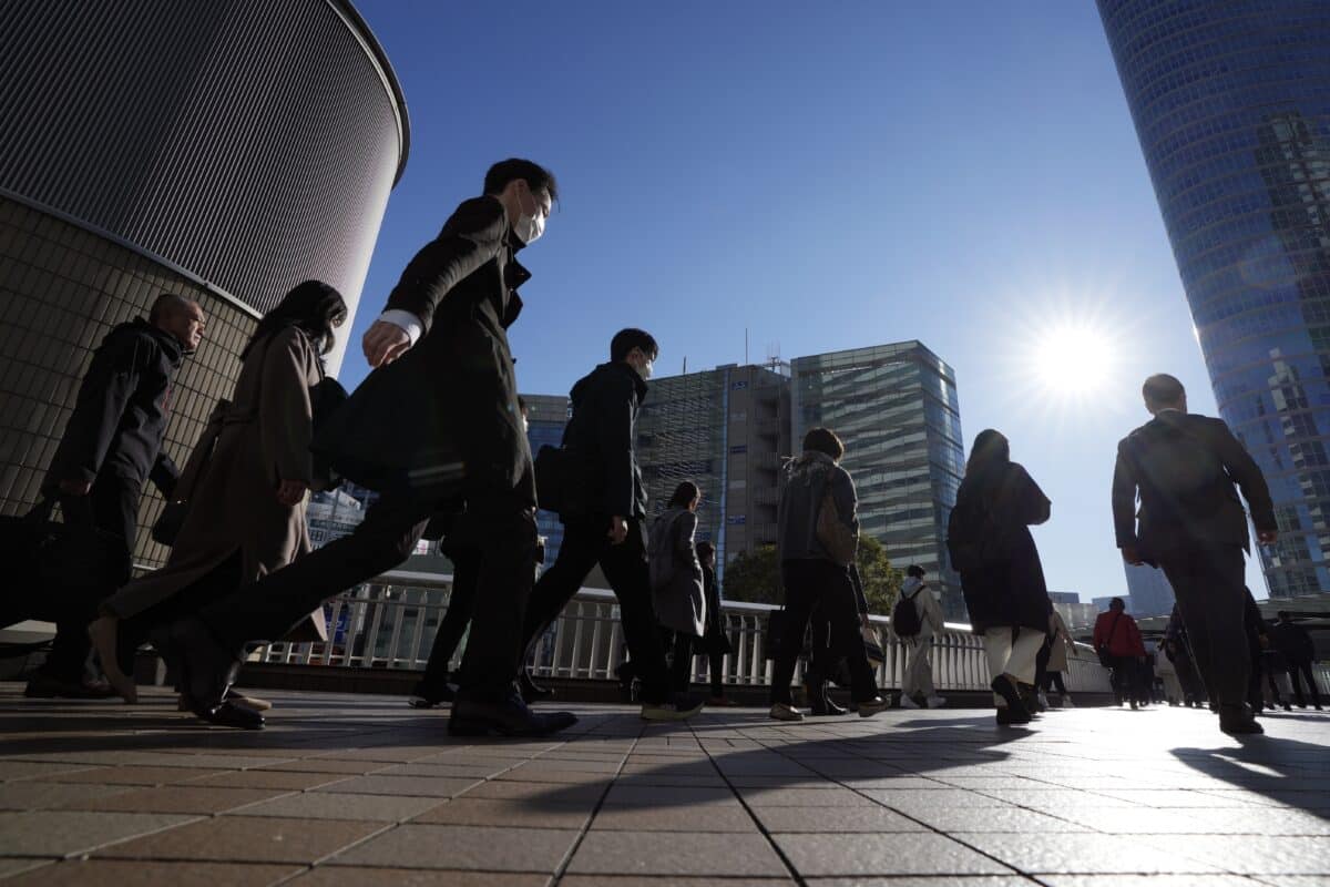 Naglalakad ang mga commuter sa isang daanan sa panahon ng rush hour sa Shinagawa Station, Peb. 14, 2024, sa Tokyo.